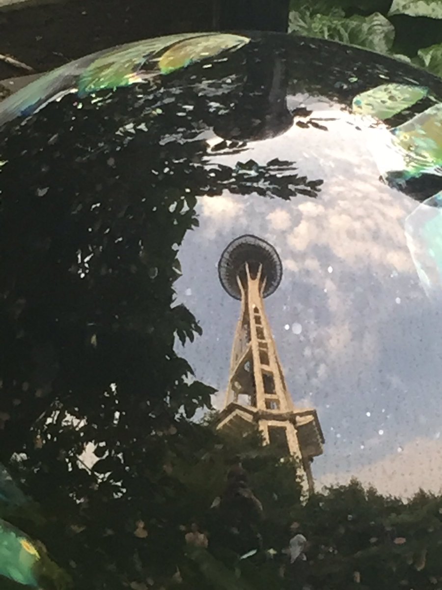 JanisMilham's tweet photo. My amazing photographer!  #spaceneedle #chihuly https://t.co/6XqQTfLAfO