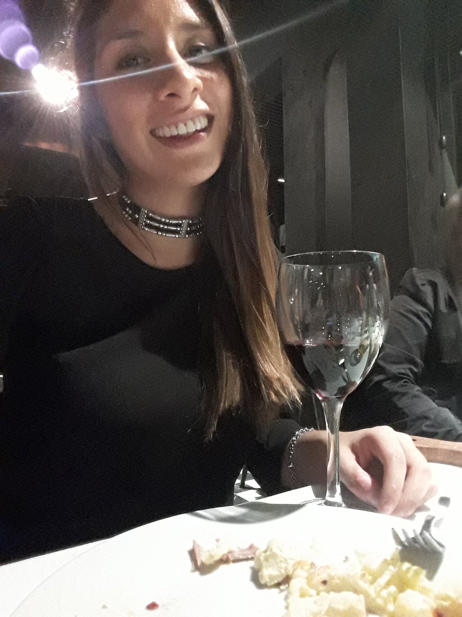 JohannaSumbaya's tweet photo. Cumple de la viejiii #Labistecca https://t.co/gHlQUM8AyP