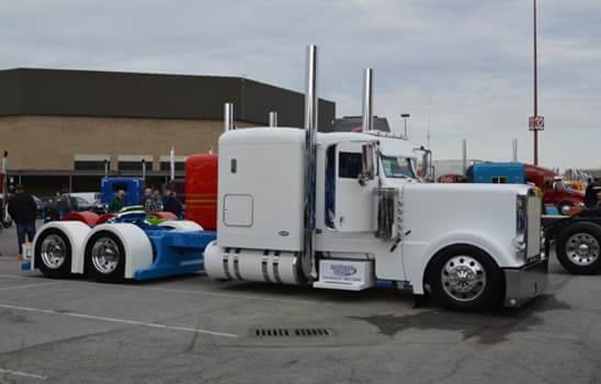 RyanFleiszig's tweet photo. So yes I have an addiction with semis but the only semi I like is Kenworths even though this is a older PeterBuilt https://t.co/Hp0PbbL4RL
