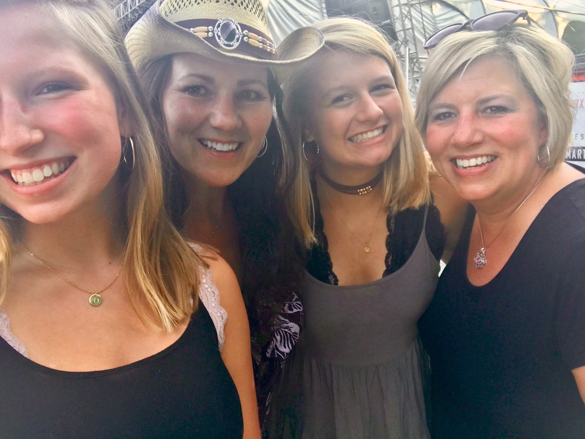 scgrizzard's tweet image. NASHVILLE 🎸😊