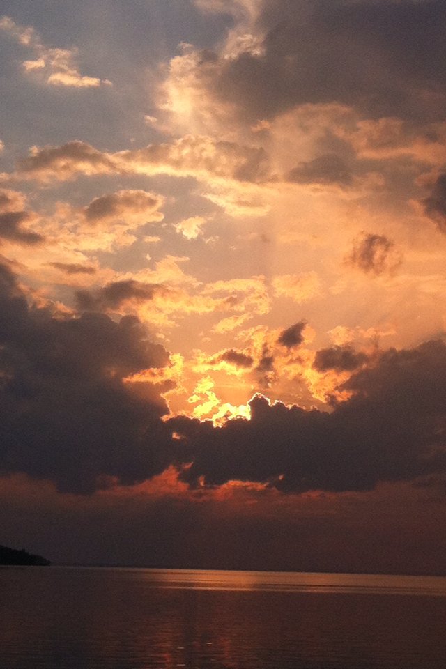 BusyMindStorm's tweet photo. I've always been drawn to the #sky.  😊 #sunset #lake #nature #photography https://t.co/KyFyM5zklz