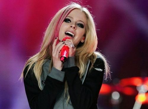 IsabellalMendes's tweet photo. #AvrilThrowbacks @avrilbandaidsofficial #AvrilThrowback #littleblackstars @AvrilLavigne https://t.co/ObFVCubvAE