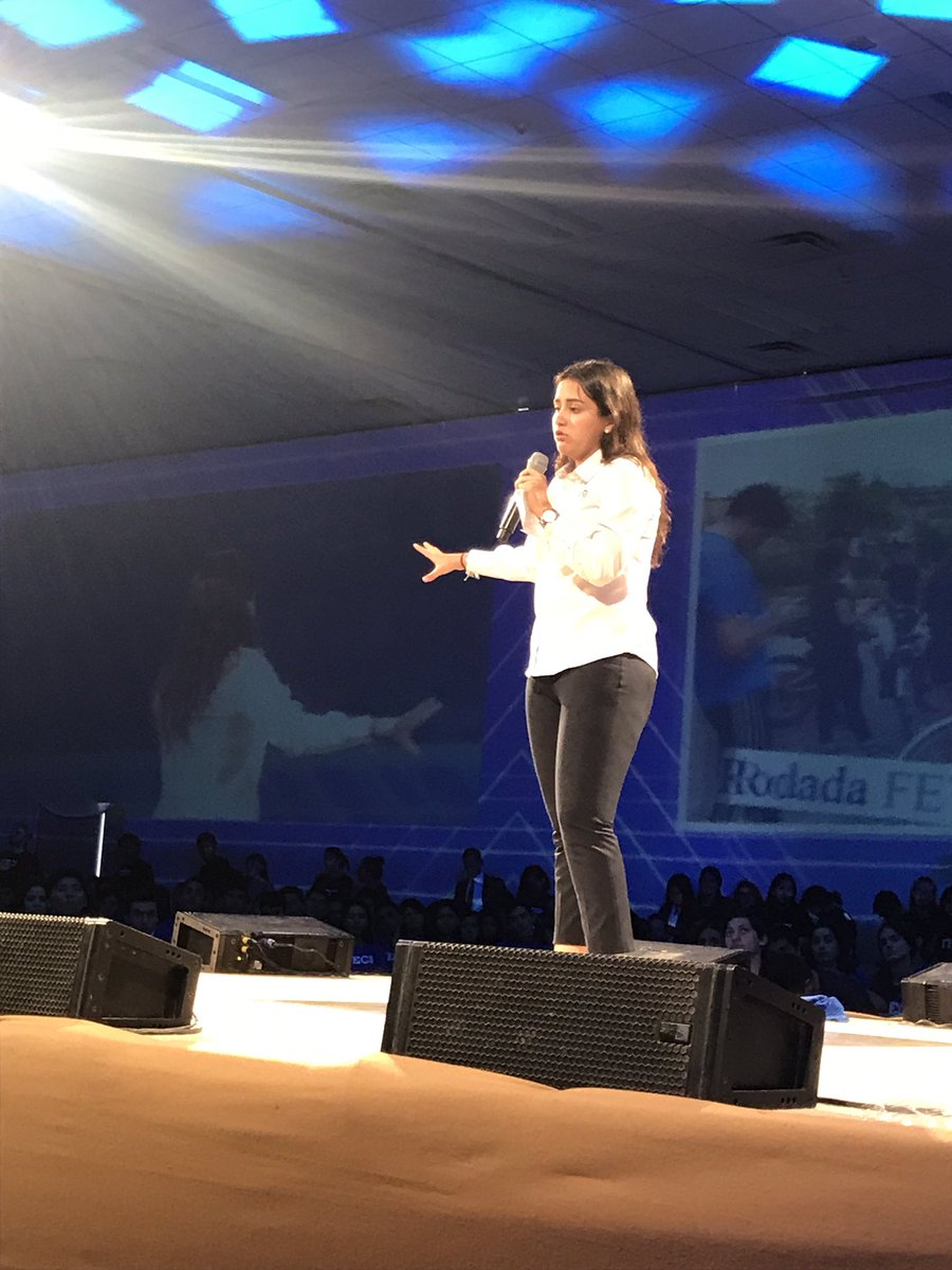AdrinMario's tweet photo. Bienvenida a la nueva generación de alumnos. Nuestra presidenta de la Federación de Estudiantes en escena. https://t.co/r4n5C9p8mf