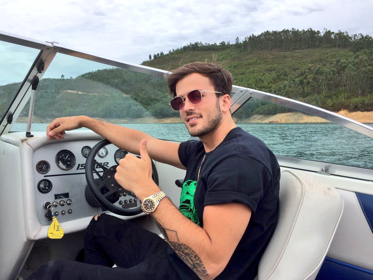 davidcarreira's tweet photo. Summer is here 🔥🔥🔥 #summer #vaykay #boat #island #beach #happy https://t.co/sMxFl9T56j