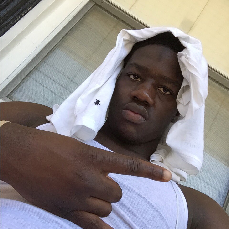 YTNBANKROLL's tweet photo. Gotta keep my eyes open and my back against the wall💪🏾💯 #freebandzo #YTNSHIT🤘🏾 https://t.co/kzAXv0MJkL