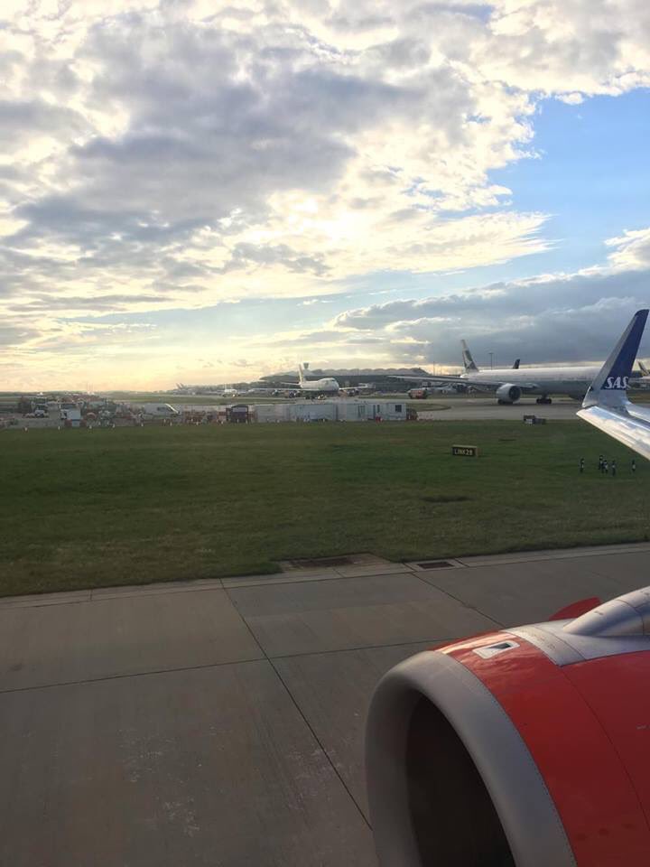 NikPhillips666's tweet image. British Airways #BA179 returned to the terminal a short time ago after inspection from ground crew - suspected fuel leak