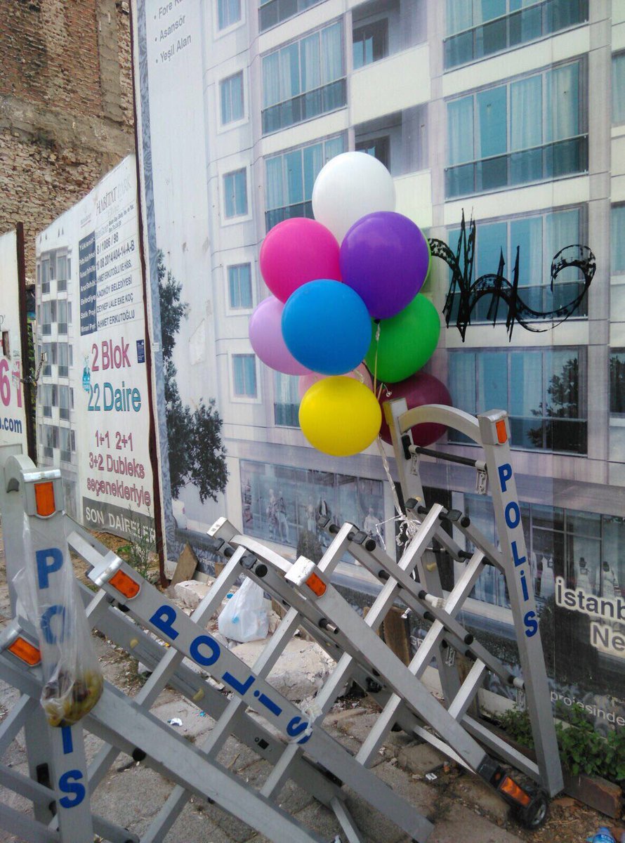 SaruhanOluc's tweet photo. Saz yasak, avukat cübbesi yasak, balon yasak, sendika önlüğü yasak, çay makinası yasak. Korkular ve yasaklar iktidarı işbaşında. https://t.co/0rVnyGv6k5