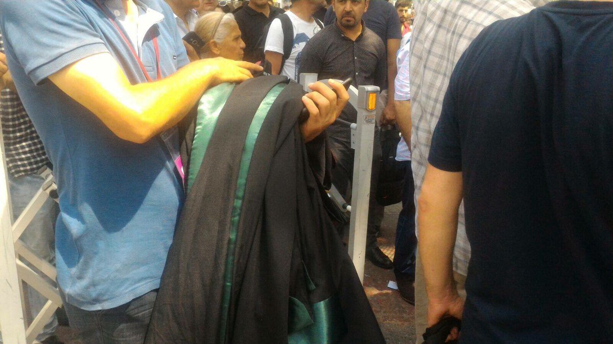 SaruhanOluc's tweet photo. Saz yasak, avukat cübbesi yasak, balon yasak, sendika önlüğü yasak, çay makinası yasak. Korkular ve yasaklar iktidarı işbaşında. https://t.co/0rVnyGv6k5