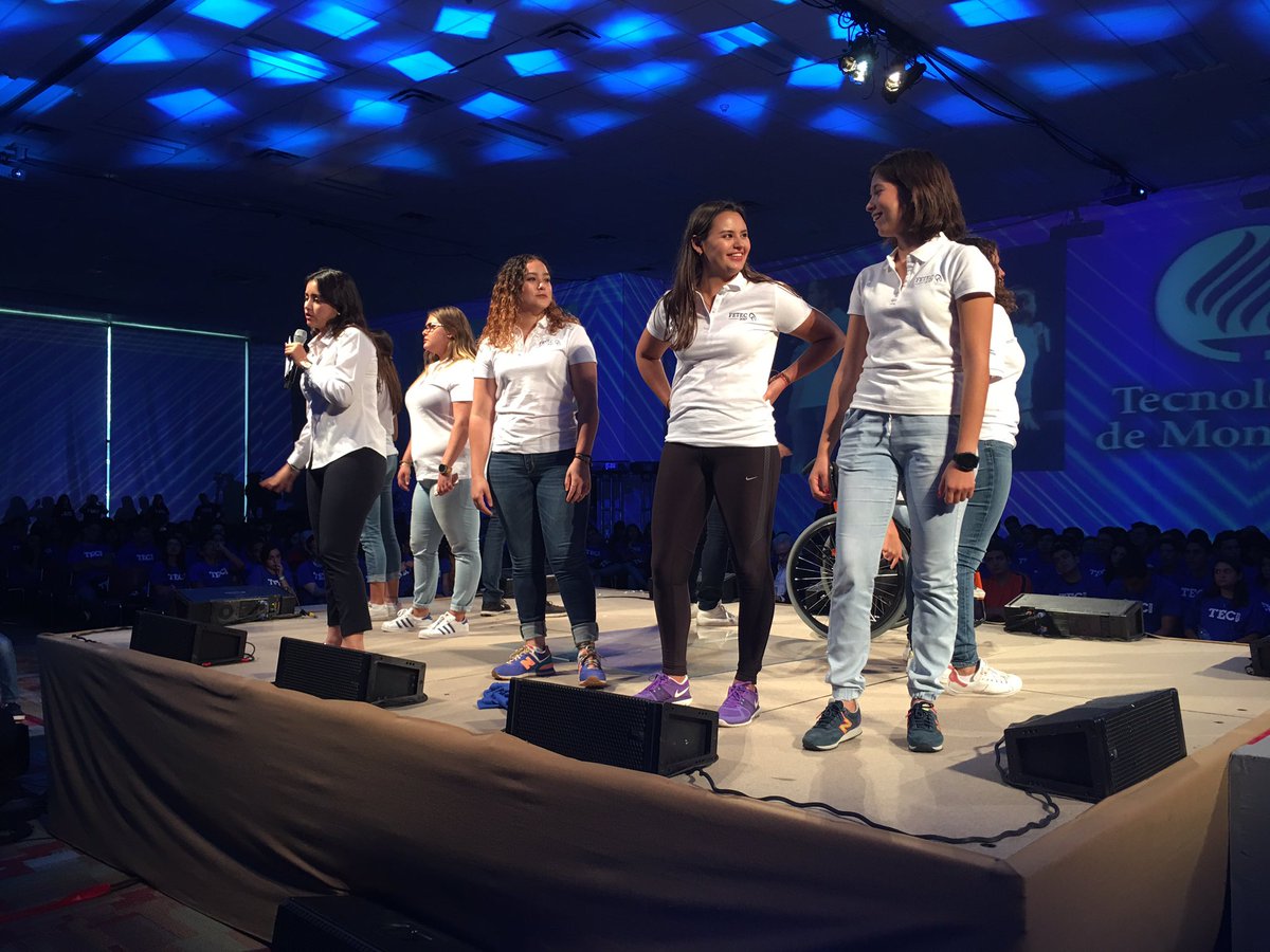 TECcampusGDL's tweet photo. Alumnos de la @fetecgdl dan la bienvenida a los alumnos de nuevo ingreso. #HiTec https://t.co/iaZntFGDj7