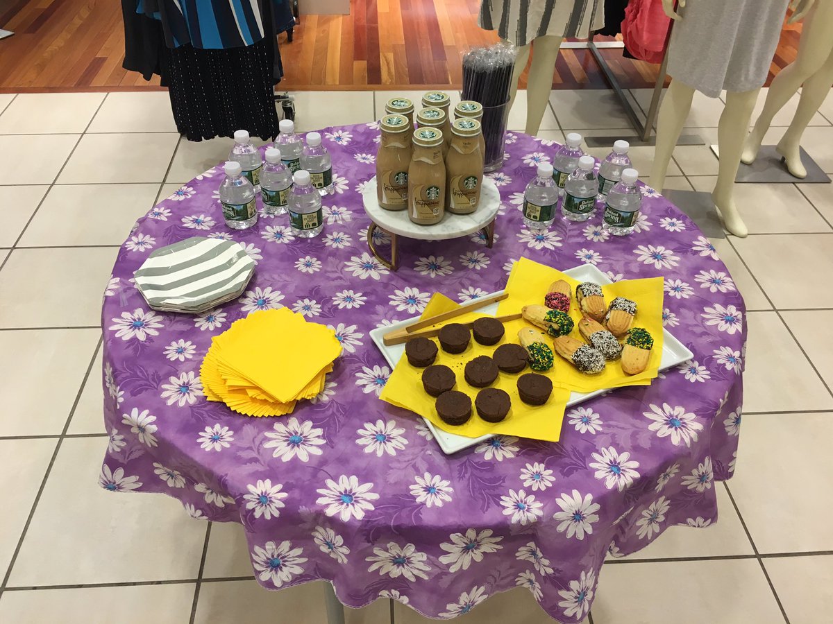srhbrk17's tweet photo. Come thru to @LOFT for free coffee, treats, and hugs from yours truly 🤗🤗🤗 #summerfridays #97daysofsummer https://t.co/BorxromaPm