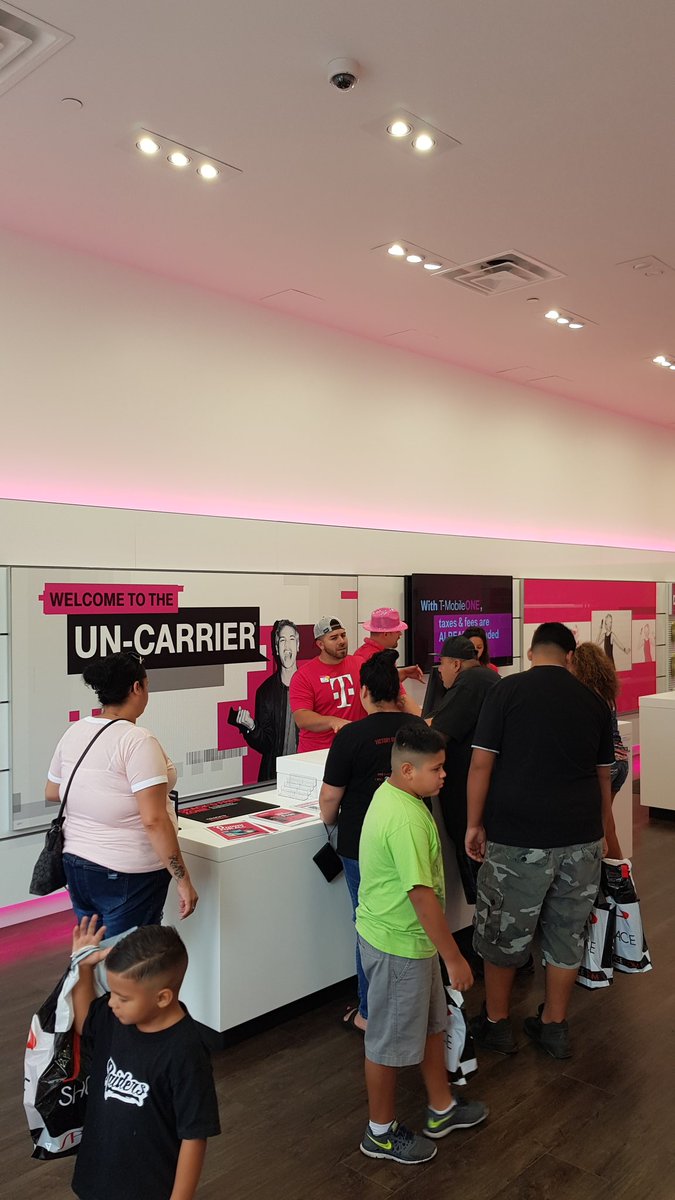 CynthiaSchendel's tweet photo. It's bangin' over here at Fashion Fair! @RobScottDM #TheSamsungSide #TMO https://t.co/jM741LcpDV