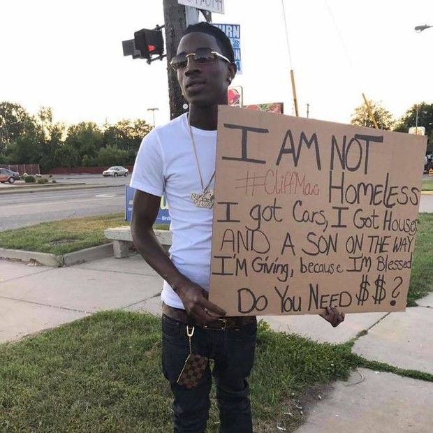 intlsongcomp's tweet photo. #Flint rapper gives back to the community. Standing by the road with a sign asking who needs money. #CliffMac @MLive https://t.co/7vfw85OZnZ https://t.co/VNoQJQFf9R
