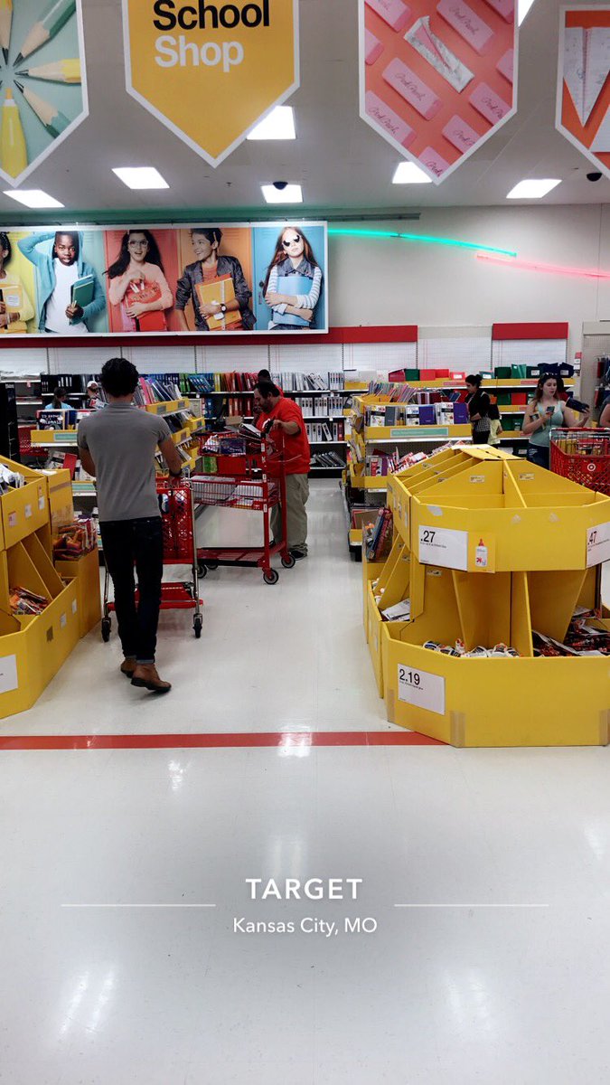 Target1388's tweet image. #Servicing Left&amp;amp;right /picking myFA orders like #crazy #workingmachines #Targetcrew #taxfreeweekend #d123 @CRBrookhouser @DanFogt @A_Leigh_