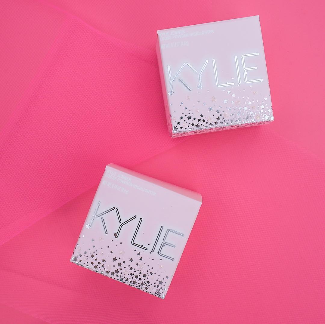 kyliecosmetics's tweet photo. Ultra Glows ✨ King and Queen are in stock now at https://t.co/rkT2b8JJL5 https://t.co/in6XR166yg