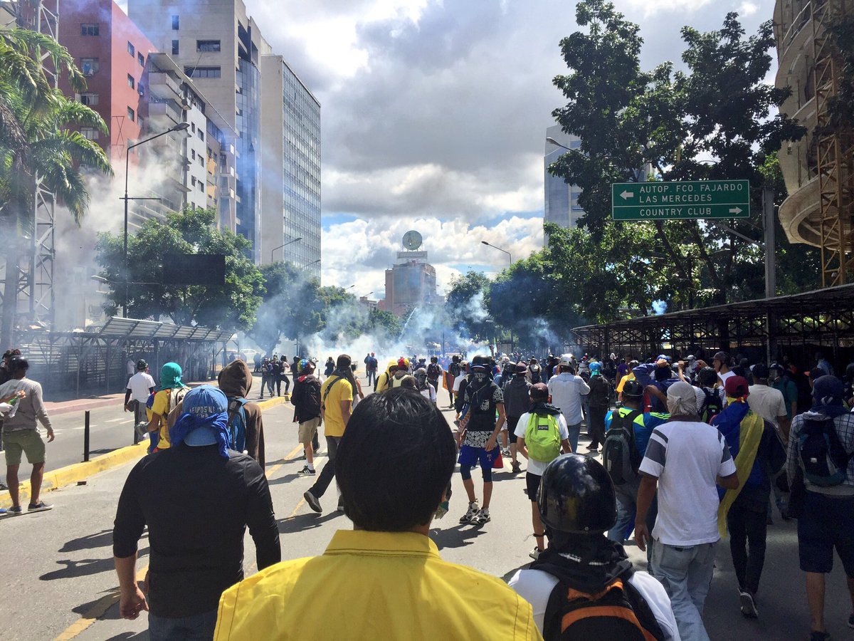 CarlosPaparoni's tweet photo. No van a poder frenar a millones de venezolanos que estamos luchando por nuestra LIBERTAD! Esto es lo que les queda; la represión! https://t.co/TdsEbLr0i8
