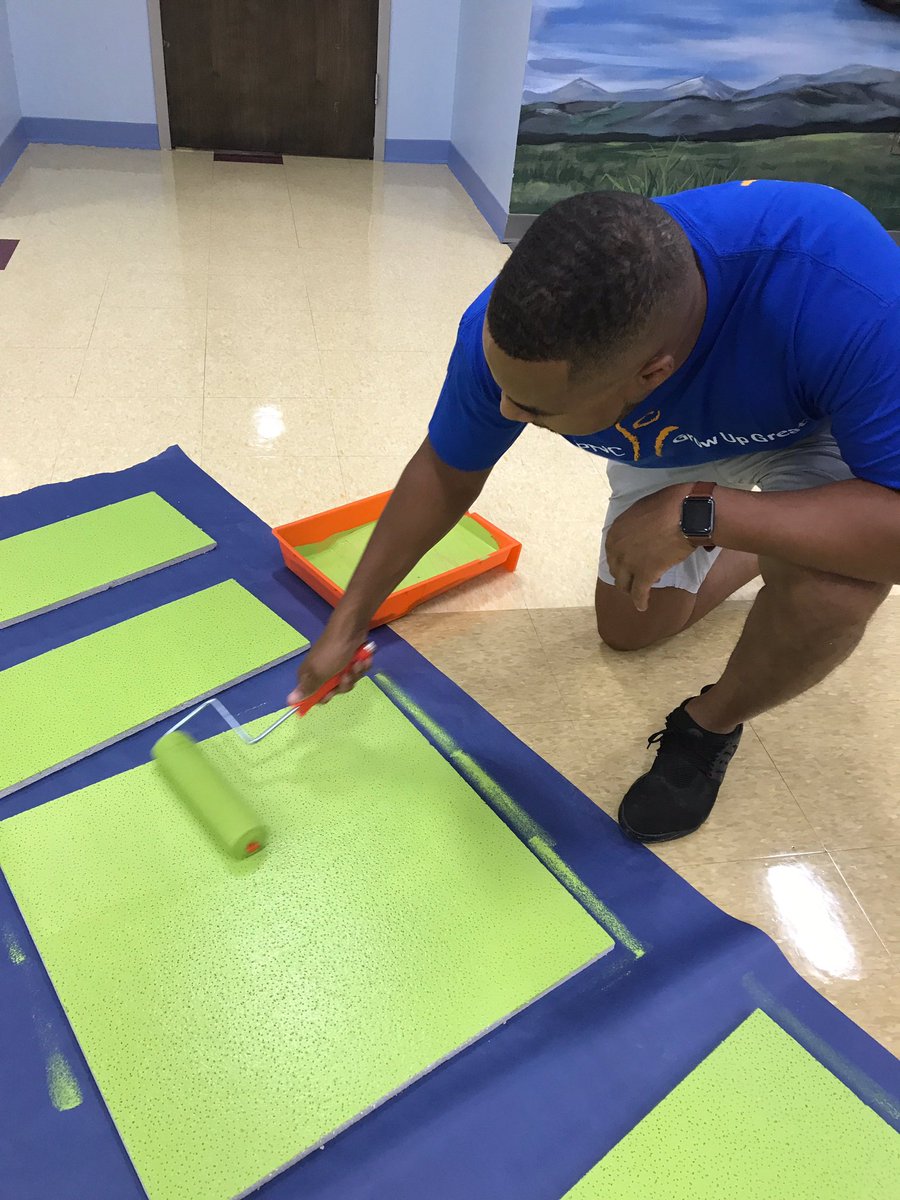 Craig_PNC's tweet photo. Our volunteers are preparing a special surprise for the new school year at Linden Park Early Childhood Education Center. #PNCGrowUpGreat https://t.co/iqwblpEDNe