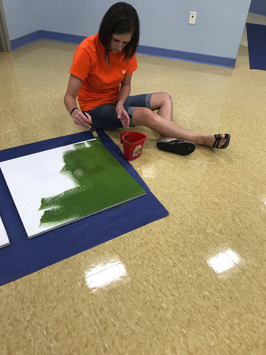 Craig_PNC's tweet photo. Our volunteers are preparing a special surprise for the new school year at Linden Park Early Childhood Education Center. #PNCGrowUpGreat https://t.co/iqwblpEDNe