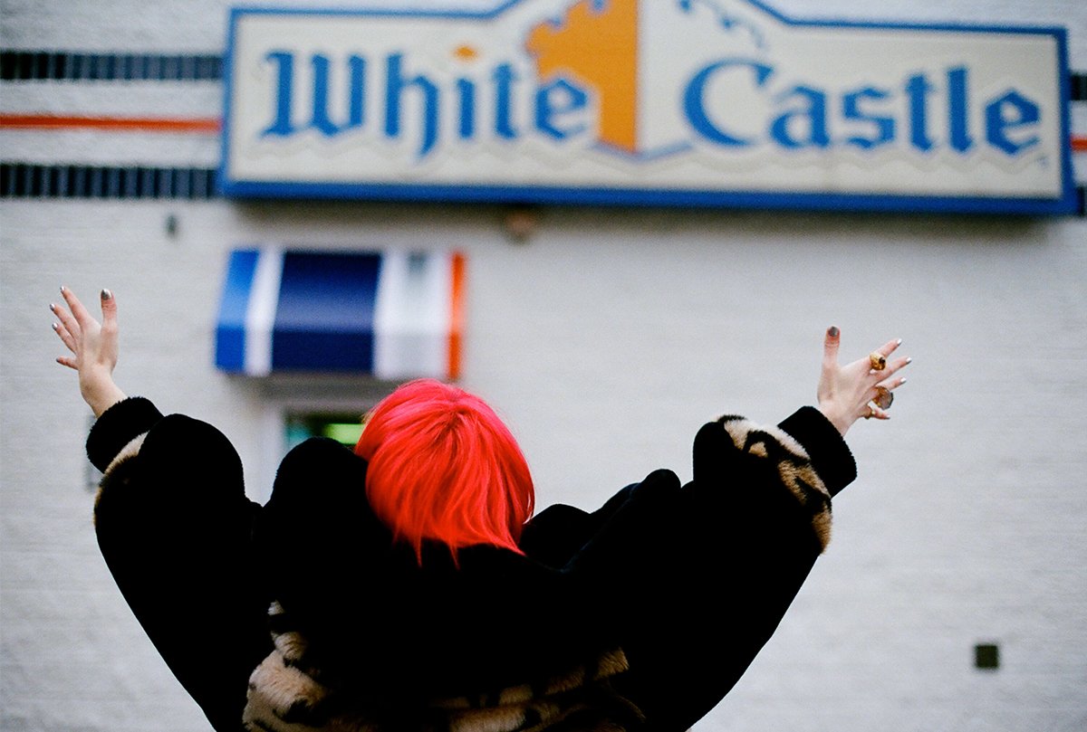 WhiteCastle's tweet photo. 👍👍 to #BoldCraver, @TheScarletBob, for a Castle photo shoot: https://t.co/q4I8ijSbrm 

(🐾 to Princess Wanda, of course.)

📷: @CorbinChase https://t.co/VrnuKUxUx5