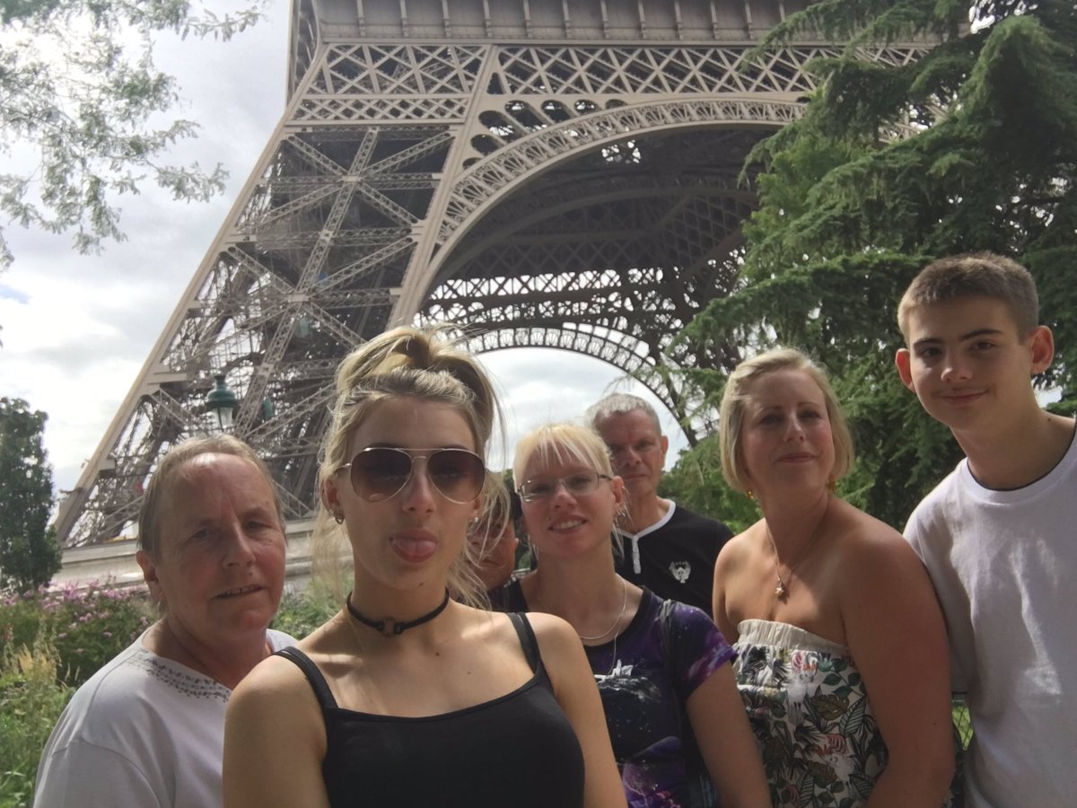 MinnsAmanda's tweet photo. #Paris I Love You 😍 @LaTourEiffel with @beckkyyym #AmazingDay #LifeTimeWish #MoustacheAndBeret https://t.co/s3NPKTXjSh