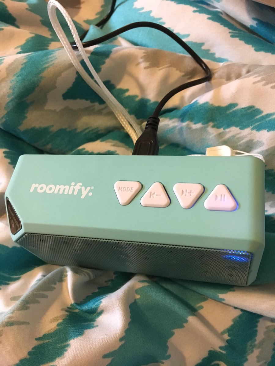 kaythewordsmith's tweet photo. my stuff from @RoomifyOfficial finally came in 😍 I'm already loving the Bluetooth speaker omg #roomify https://t.co/rFuV54JM0f