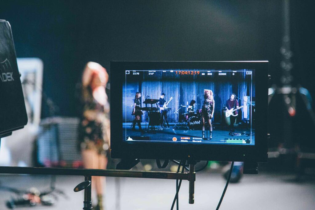 HeyViolet's tweet photo. hoodie video. 7 days. https://t.co/Zkn3hX6B06