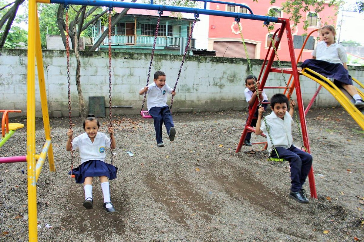 FHIS_HN's tweet photo. La inversión del proyecto es de más de 1 millón 700 mil lempiras, beneficiando a 930 habitantes y generando 14 empleos directos #Educación https://t.co/G6kbiPVLJG
