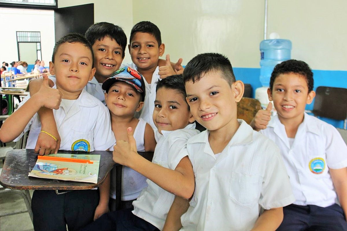 FHIS_HN's tweet photo. La inversión del proyecto es de más de 1 millón 700 mil lempiras, beneficiando a 930 habitantes y generando 14 empleos directos #Educación https://t.co/G6kbiPVLJG