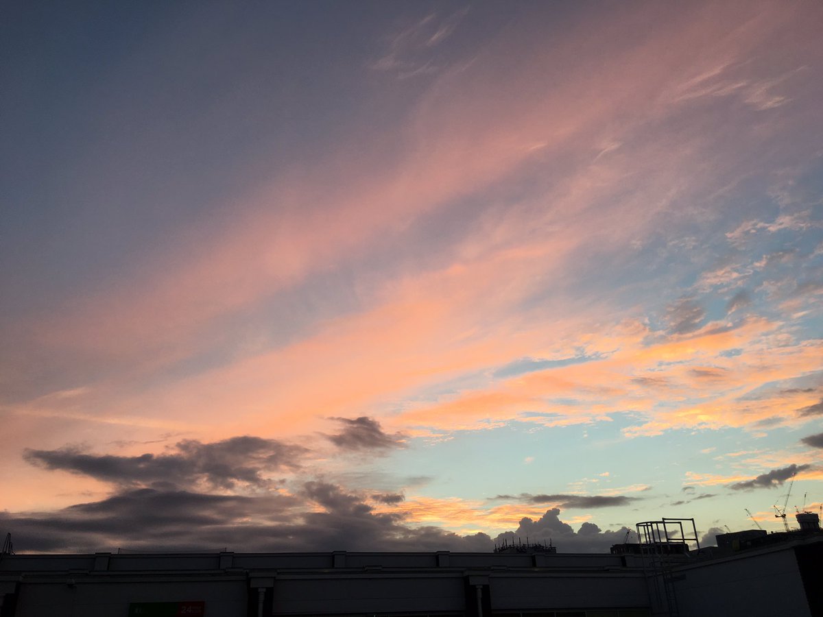 Zainawb's tweet photo. @LondonSnowWatch @photoweather1 #JoyofColour #Sunset #britishsummer https://t.co/mi2H99eX8N