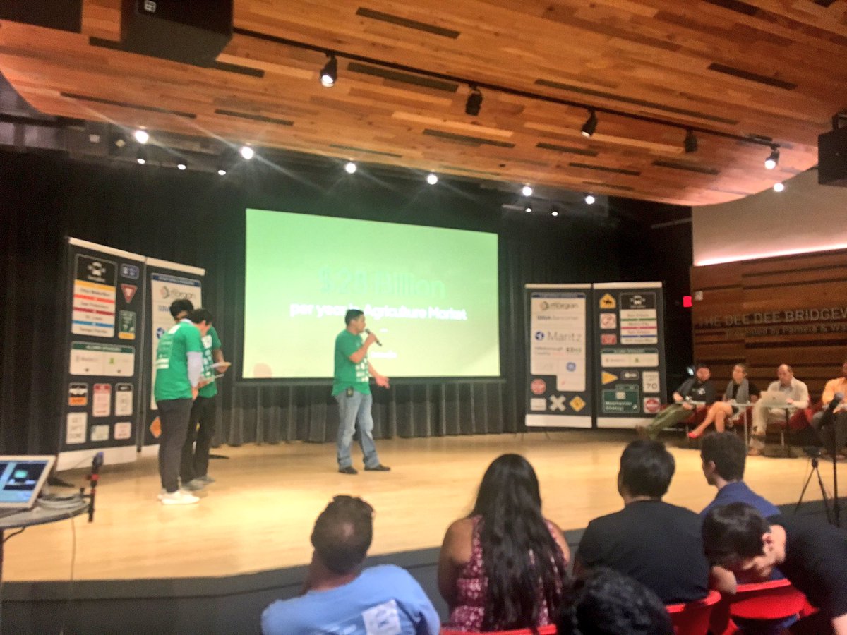 TereMartinH's tweet photo. Del Campo empieza pitcheando en la #final de @TheStartupBus New Orleans representa @StartupBusMX #Mexabus2017 @CIBBVA #CreandoOportunidades https://t.co/kQsny0nxGy