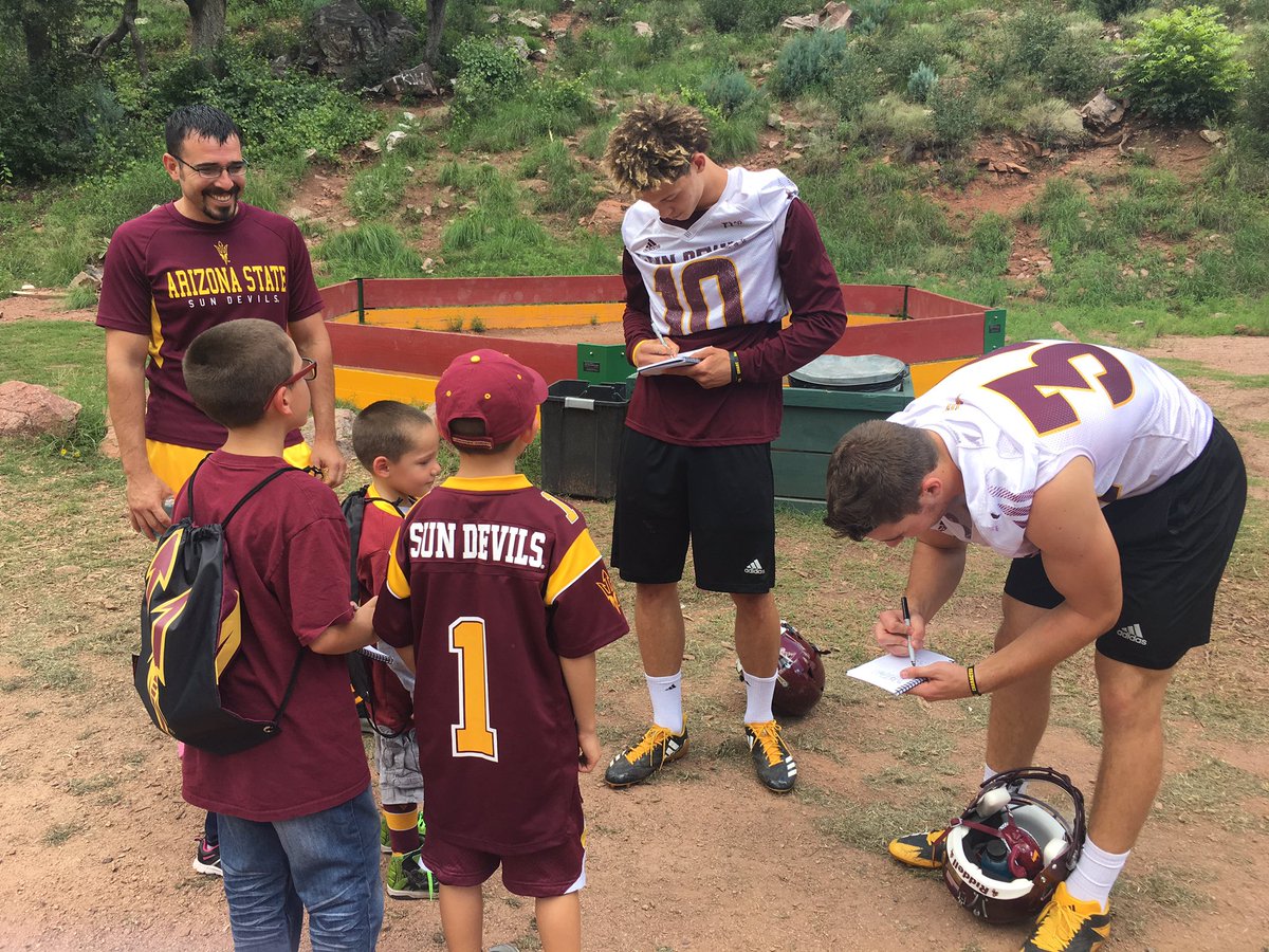 pattyjarrell85's tweet photo. Proud moment watching our boys sign autographs today for their little fans! #asufootball #sundevilfans #10 #34 โค๏ธ๐ฑ๐ https://t.co/oUPjOk74En