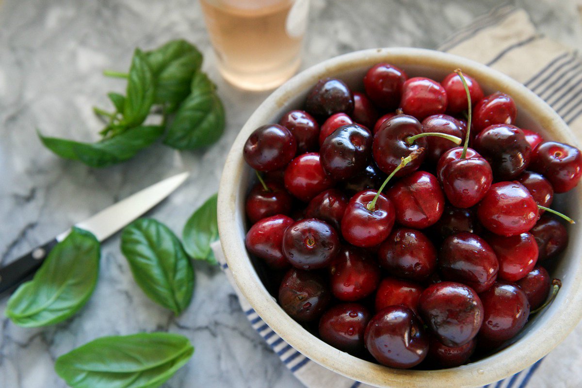 ChelanFresh's tweet photo. RT if this is what you live for in the summer🍒❤🍒 #cherryseason #cherries #WAGrown https://t.co/jEUGWt7aoT