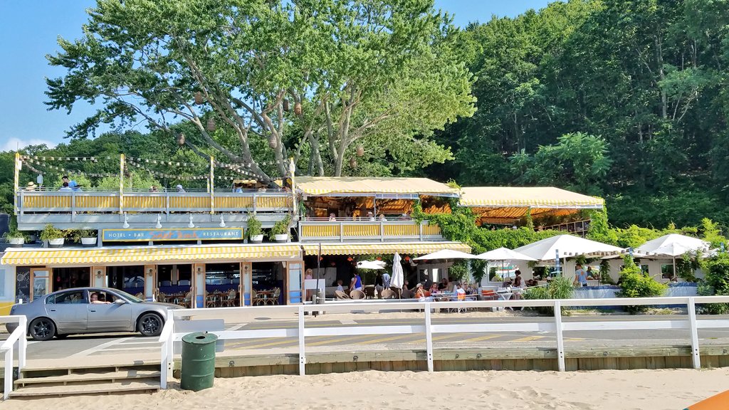 WheelsUpDDD's tweet photo. Finally arrived to #shelterisland on @DiscoverLINY #SUNSETBEACHHOTEL @adaraglobal #AdaraTreks Looking 4ward to a great wkend. https://t.co/XxlMJ8zfpi
