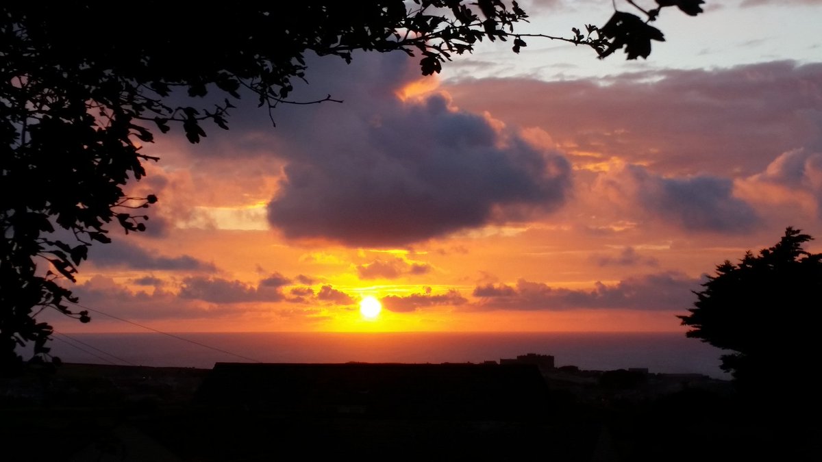 debbiemoore247's tweet photo. Good night 😴#sunset #cornwall #tintagel  @CornwallHour @swscuk @piratefm https://t.co/l07h7b8plR