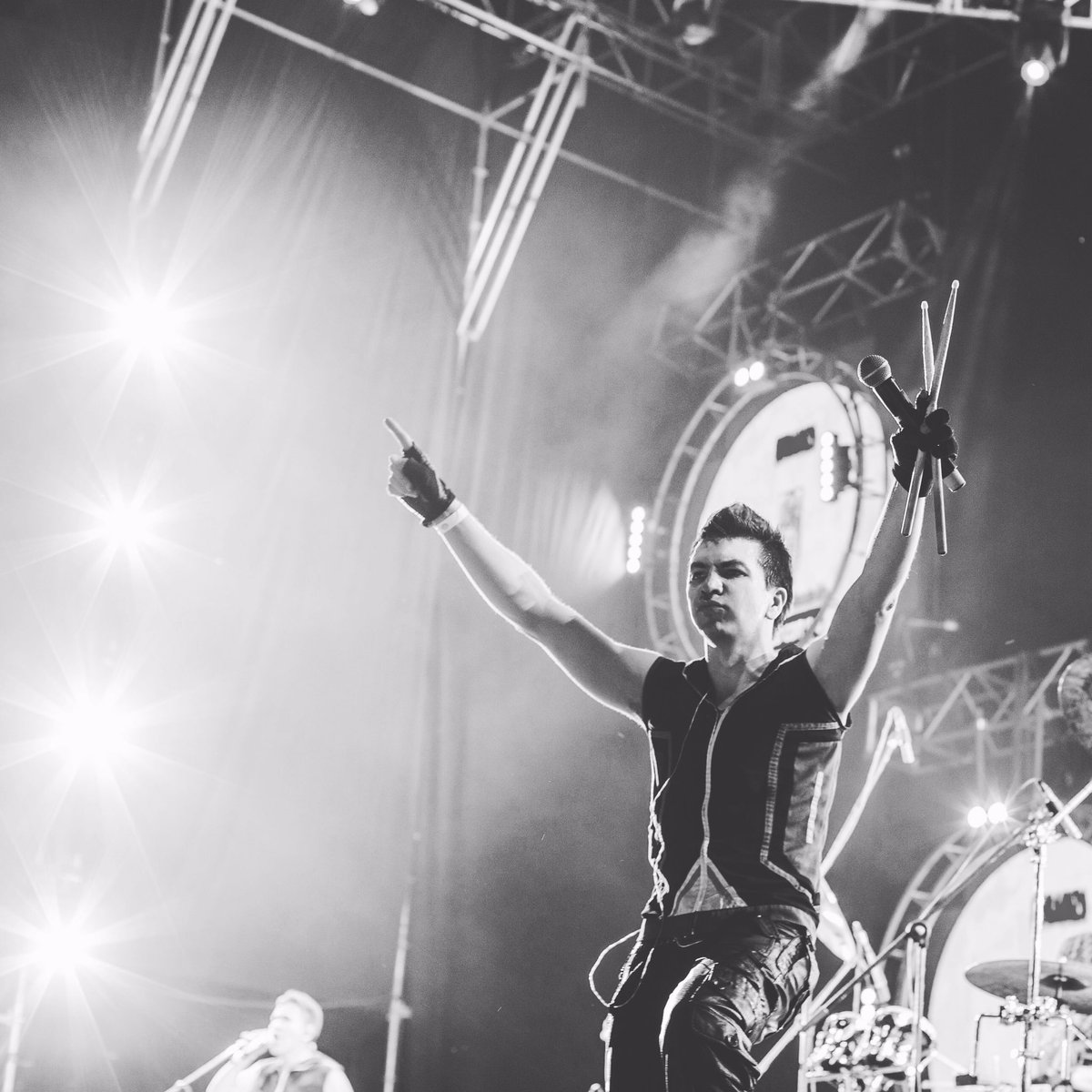 tomback_ec's tweet photo. Las mejores fotos de nuestro show en @FeriaenMedellin junto a @ProvidenciaCol @lasantacecilia @Manuelmdrano https://t.co/NCuWYaxiKP