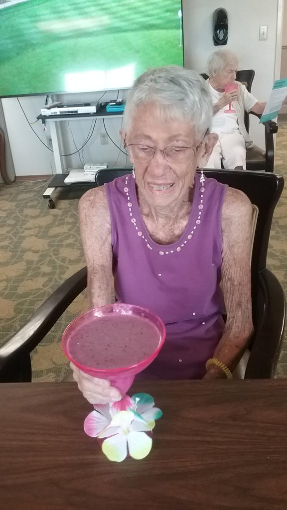 granderondeLEC's tweet photo. When it's over 100° degrees outside and you need a cold fruit smoothie with Keara! Love this retired life! #FrontierCulture https://t.co/imTkHBZZpk