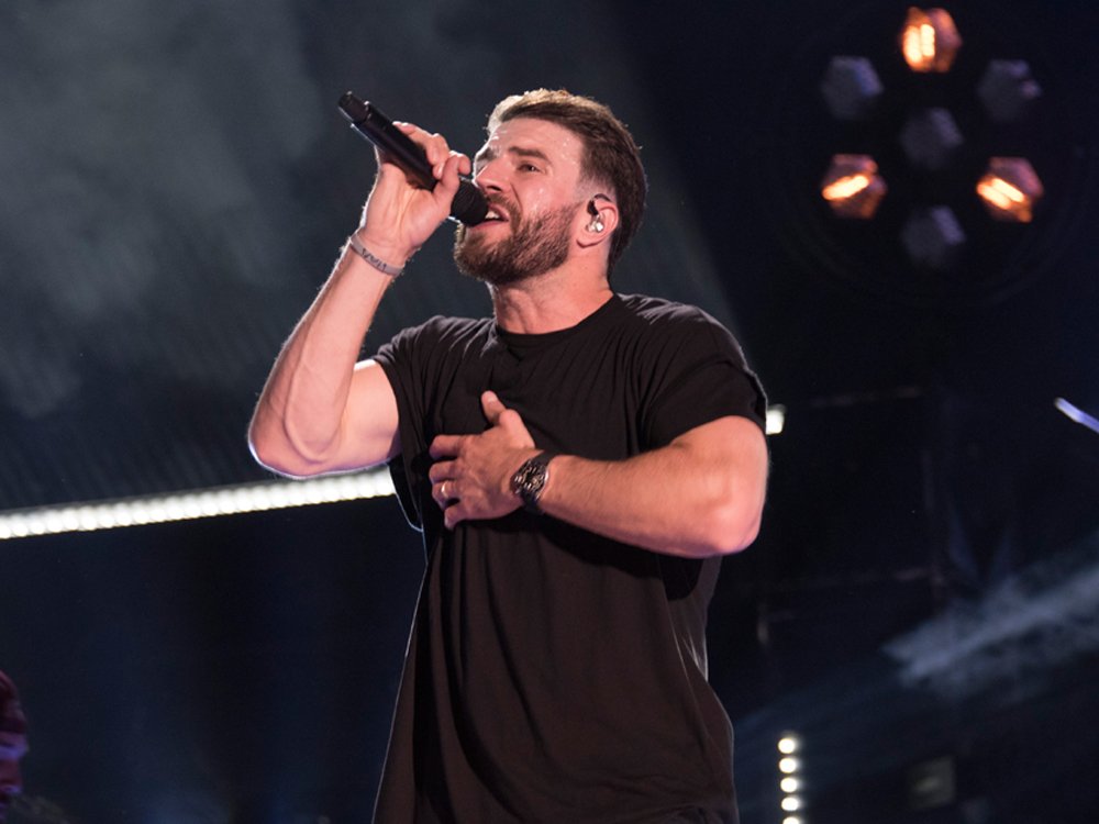 AMCOUNTRYCNTWN's tweet photo. 🎧 Listen: @SamHuntMusic shares live versions of #ExToSee & smash hit #BodyLikeABackRoad from his #15ina30tour https://t.co/7Yy0JDnxKS https://t.co/KGTM6C0Z9n