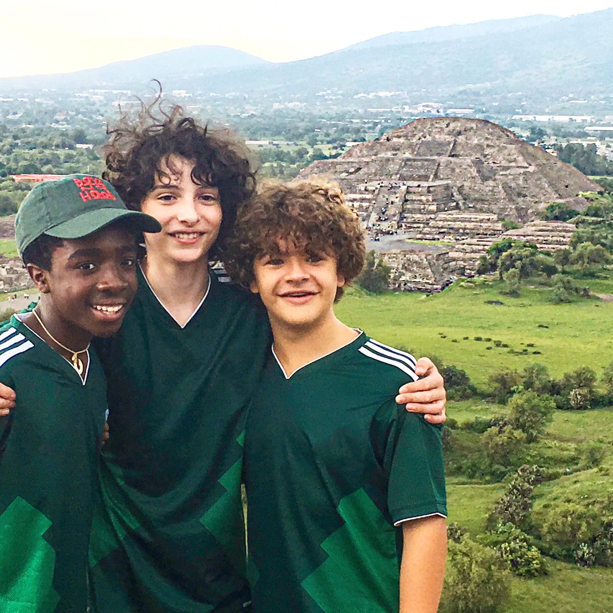 NetflixBrasil's tweet photo. Meus filhos tão em excursão no México e eu fico aqui preocupada, NEM UM AGASALHO BOTARAM NA MOCHILA! https://t.co/I2wdjh66yG