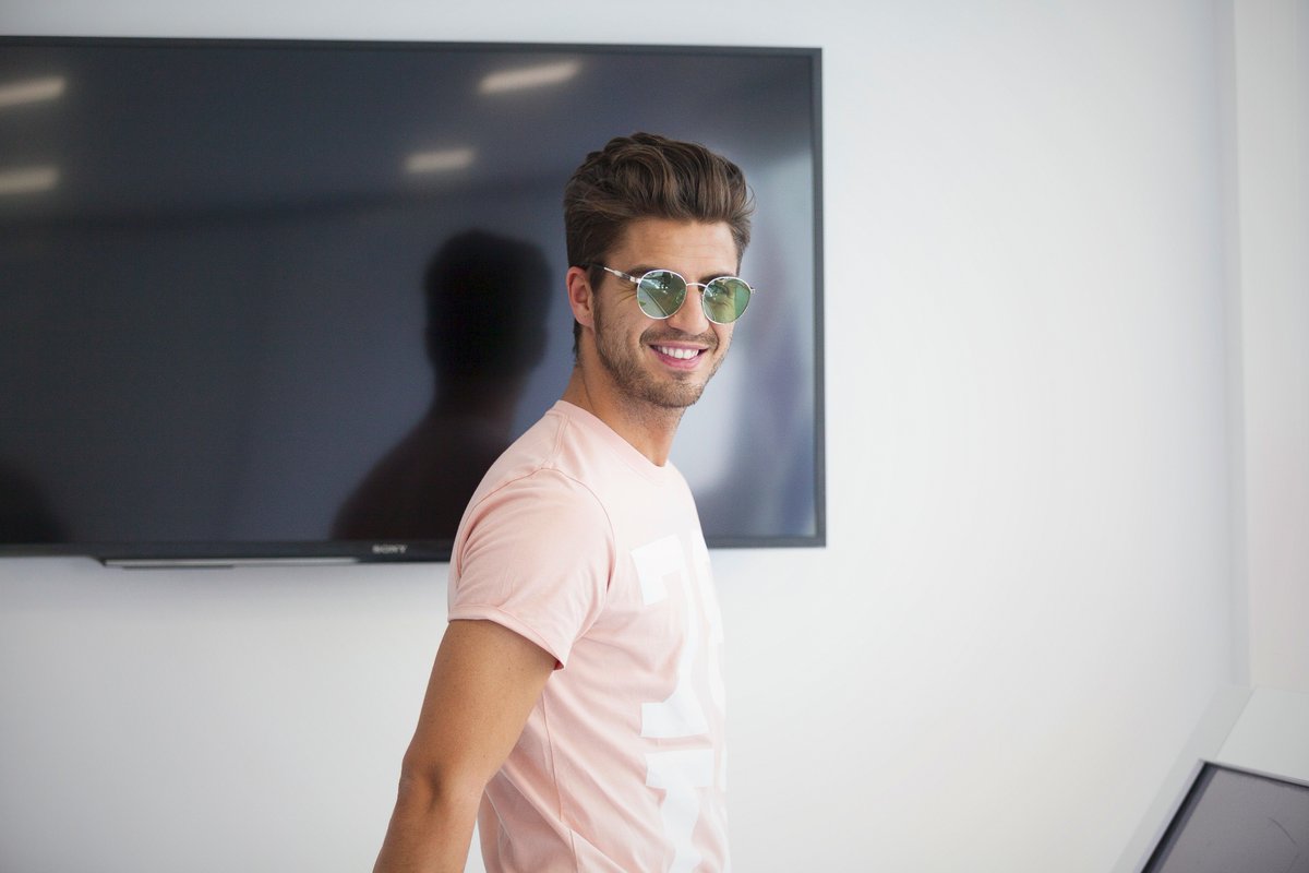 NRphot0graphy's tweet photo. Maxi Iglesias para Polaroid Eye Wear!
Fotografía: NR Photography https://t.co/ErOfSEqKqp