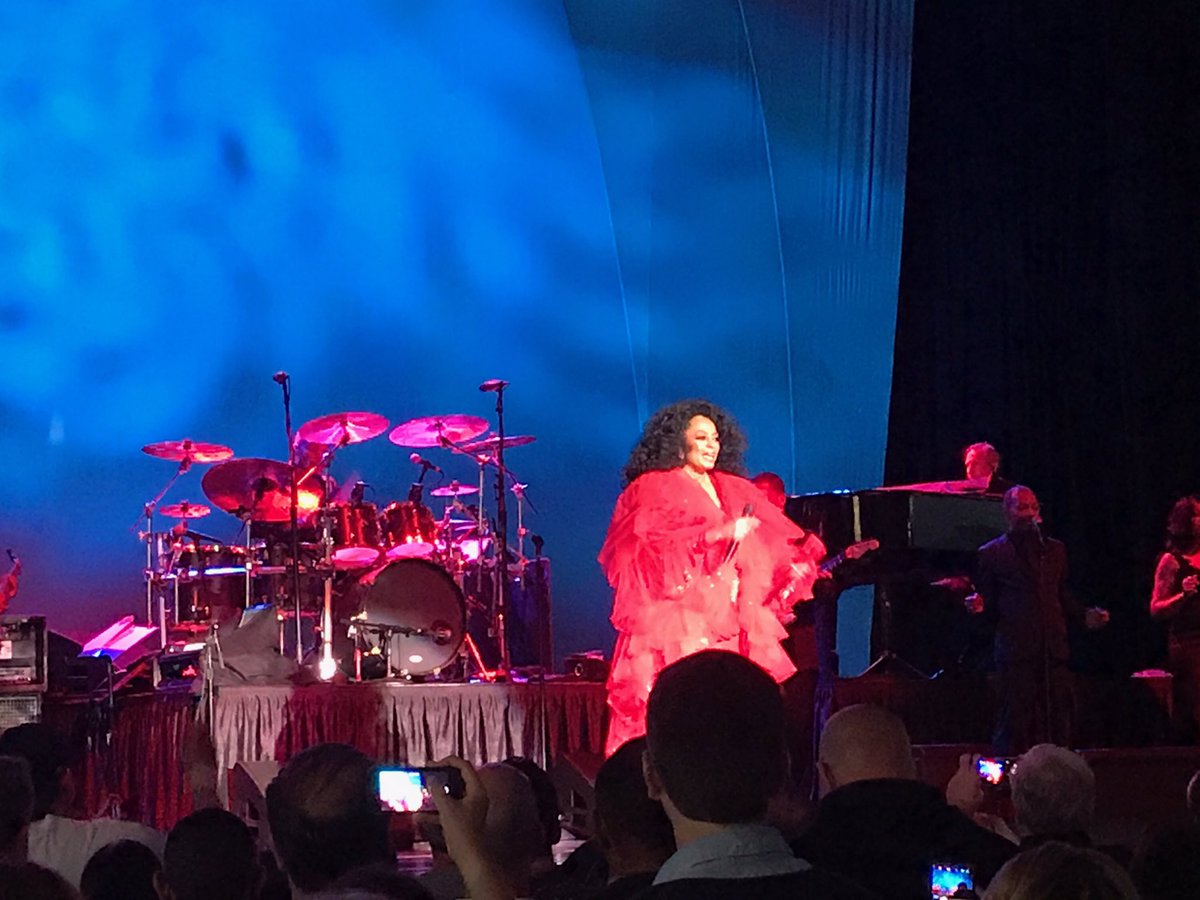 ChareeWhite's tweet photo. Such a good feeling when your invited personally to go see Diana Ross perform and watch it all from backstage!! https://t.co/hRRAReKtJn