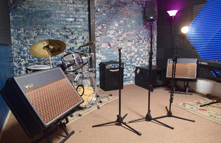 musiccityhotel's tweet photo. Instead of using our basement for storage, we made #rehearsalstudios 😎 https://t.co/Fwm9LmsJs3