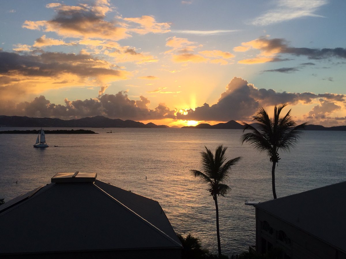 sells_H_group's tweet photo. Come join us for #summersunsets at Ocean|362's upstairs bar &amp; lounge! Starting Thursday August 10th we will be offering a summer bar menu. https://t.co/1BjQA0sot4