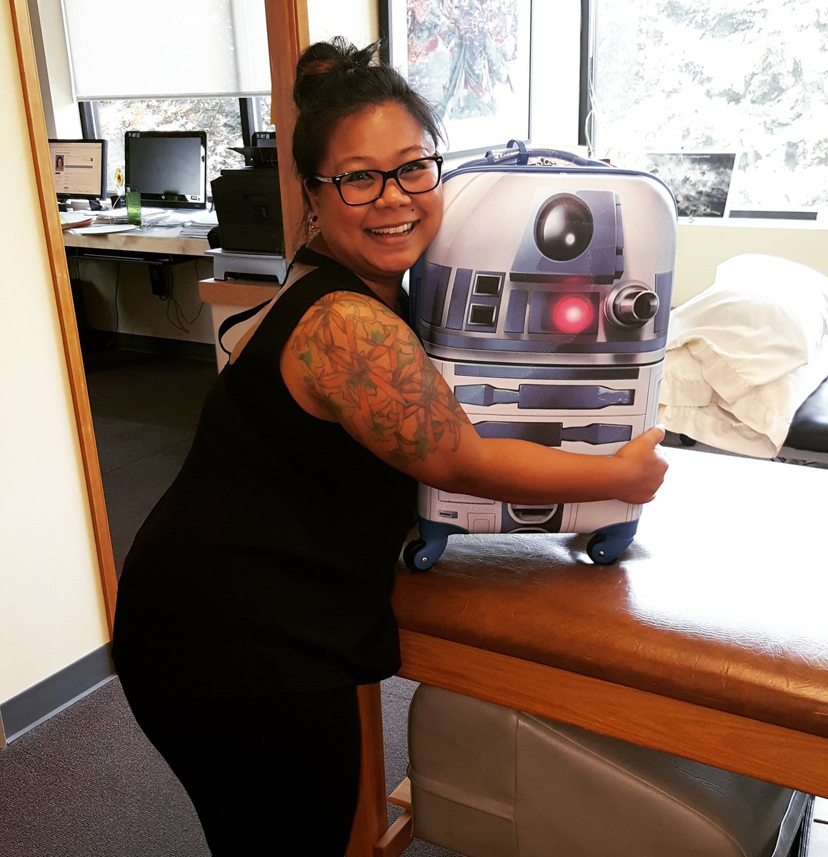 stubeary's tweet photo. #earlybirthdaypresent! #r2d2 #suitecase 😃, thank you thank you Neil #starwars #sohappy #loveitsomuch #cantwaittouseit https://t.co/ZjcwgZYDEB