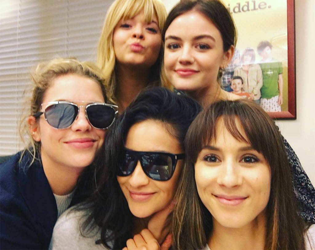 loriidk's tweet photo. The girls selfie togheter #PrettyLittleLiars #PLLEndGame missing these faces #PLLGirls ❤🌼❤✌ https://t.co/7jcNSSbSGp