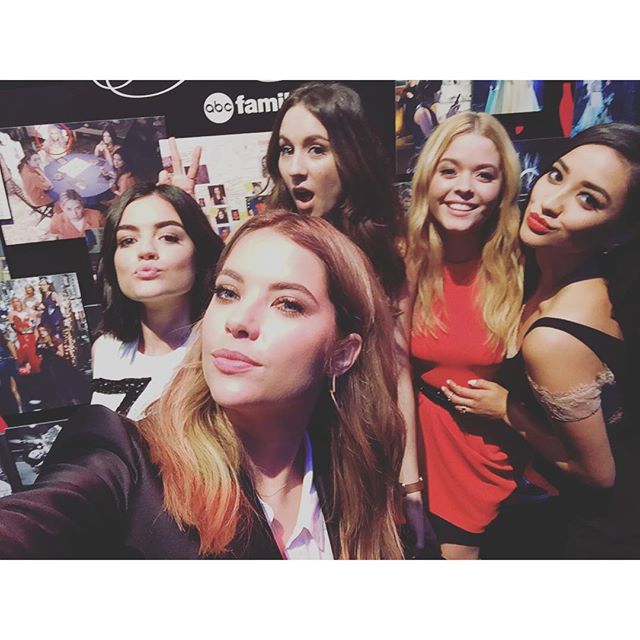 loriidk's tweet photo. The girls selfie togheter #PrettyLittleLiars #PLLEndGame missing these faces #PLLGirls ❤🌼❤✌ https://t.co/7jcNSSbSGp