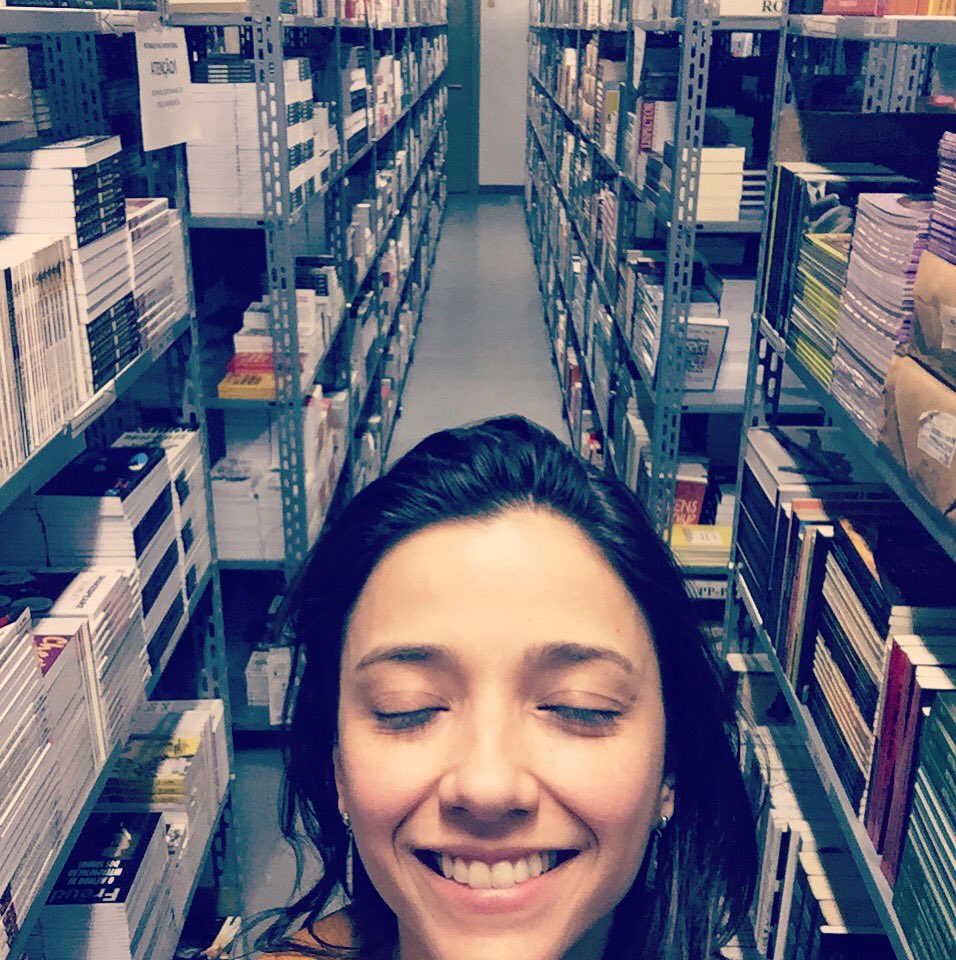 UNI DU NI TÊ... 📚 📚 📚 (quase uma miragem esse monte de livros 😱🤓🙏🏻) #livros