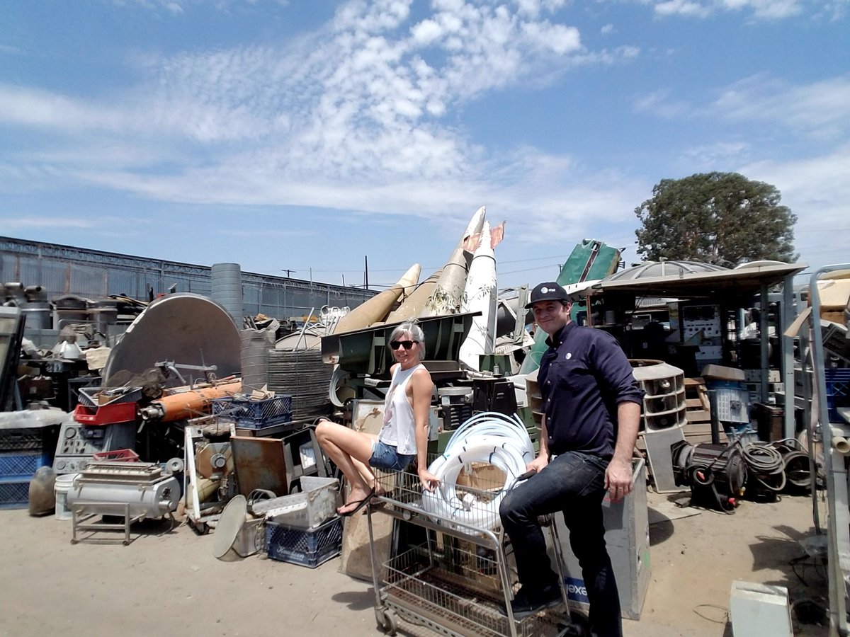 GigiEdgley's tweet photo. When he said we were going shopping...I had something a little different in mind 🤔 #Closer @CreatureShopTV @FeudFX @TrekContinues #Farscape https://t.co/tAKyDneNmM