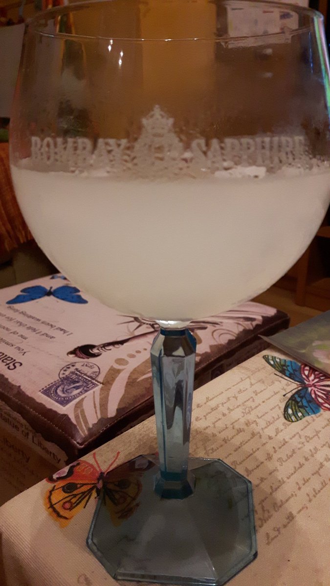 BelenBelmaes's tweet photo. #FirstDates397 Hoy me lo he perdido ... para compensar me estoy tomando un chupichuski 😃😃😃😃 https://t.co/joIGZEJA0m