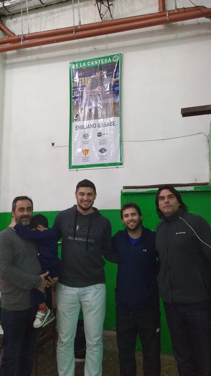 ondaverdecak's tweet photo. #DeLaCantera Emiliano Basabe paso por el Club a conocer su gigantografía. También se llevó la camiseta de recuerdo. #VamosDragón https://t.co/VuqVQf6Q6y