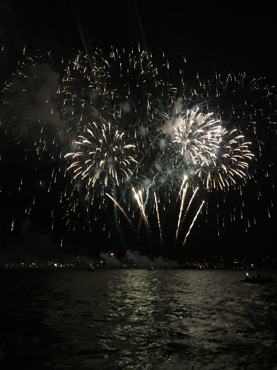 ConroyChristina's tweet photo. Here are the awesome fireworks @BevJones18 @SurjitU #CowesWeek2017 #iow https://t.co/iTKejP2RWT