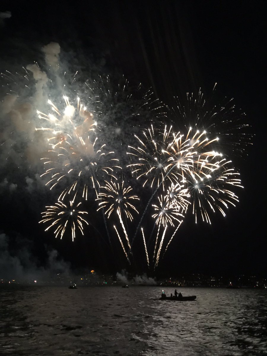 ConroyChristina's tweet photo. Here are the awesome fireworks @BevJones18 @SurjitU #CowesWeek2017 #iow https://t.co/iTKejP2RWT